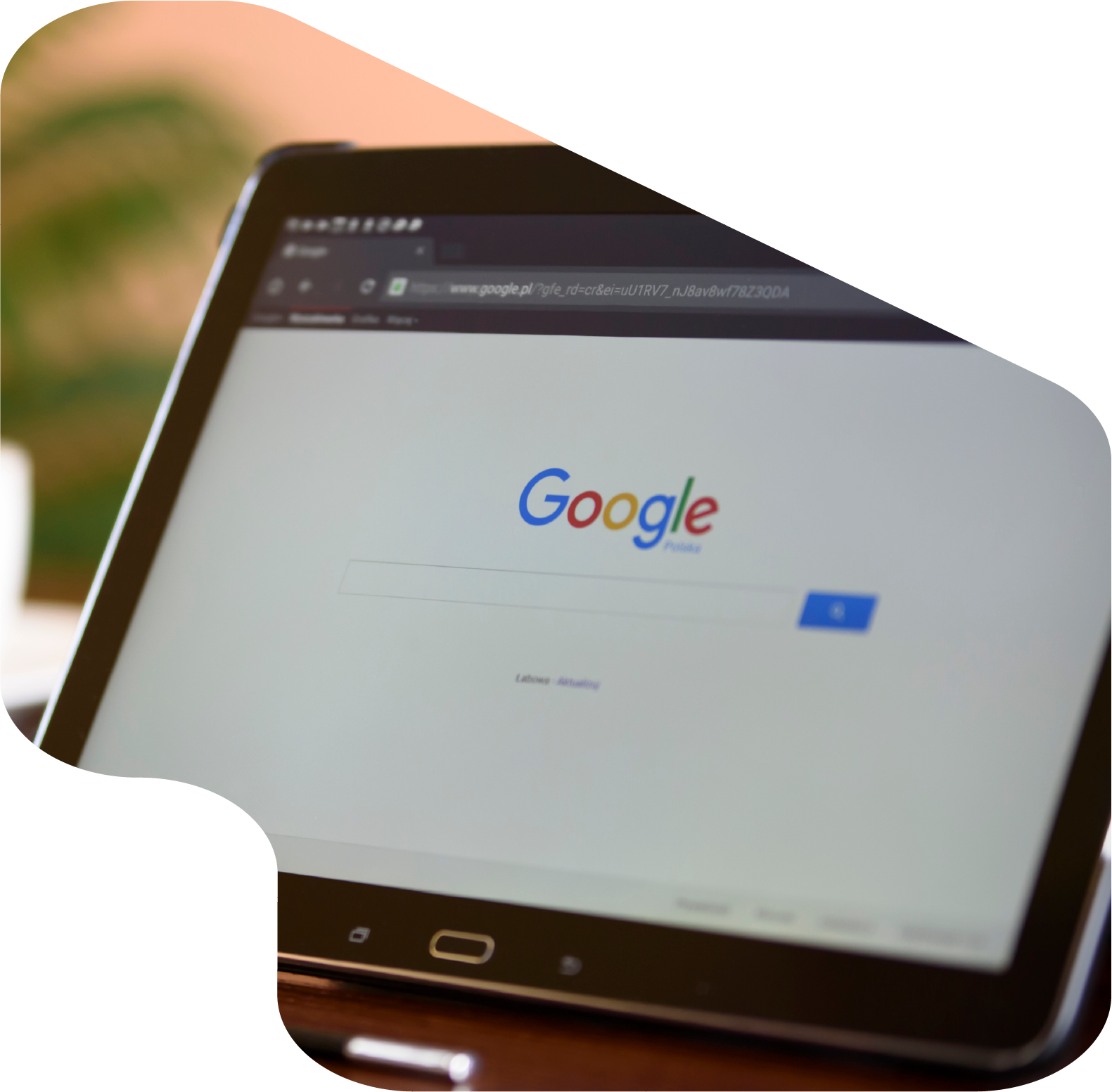 Tablet exibindo a página inicial do Google